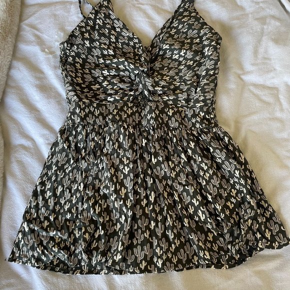 Tanya Cactus Twist Front Keyhole Woven Tank Top- Size XS - Picture 3 of 4